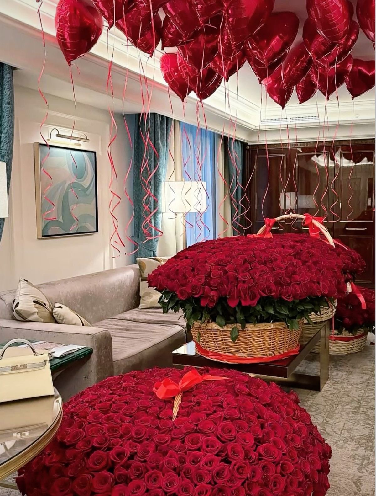 Luxury Bouquet of 1001 Premium Roses thumbnail 1
