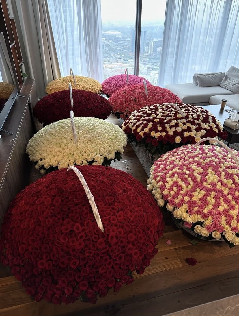 Luxury Bouquet of 1001 Premium Roses thumbnail 4