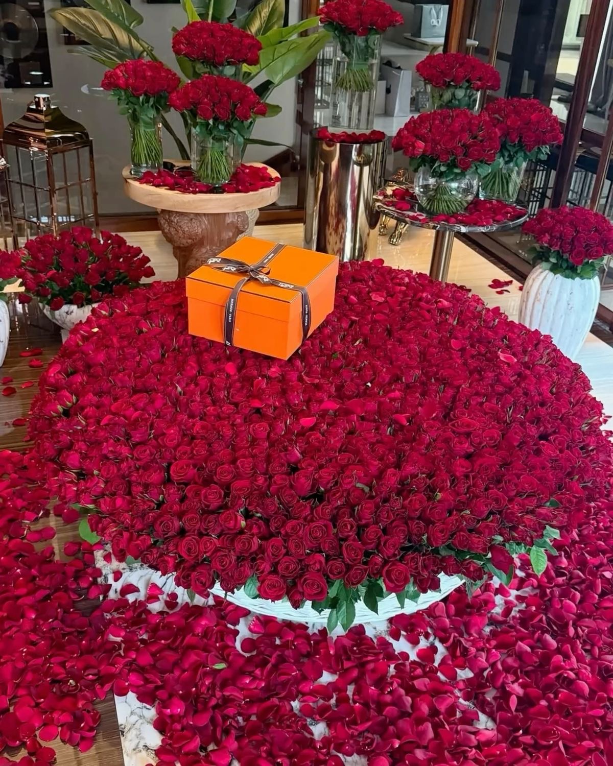 Luxury Bouquet of 2001 Premium Roses thumbnail 1