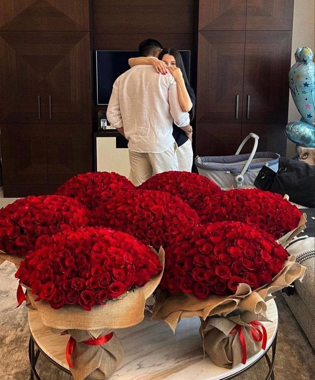 Luxury Bouquet of 2001 Premium Roses thumbnail 2