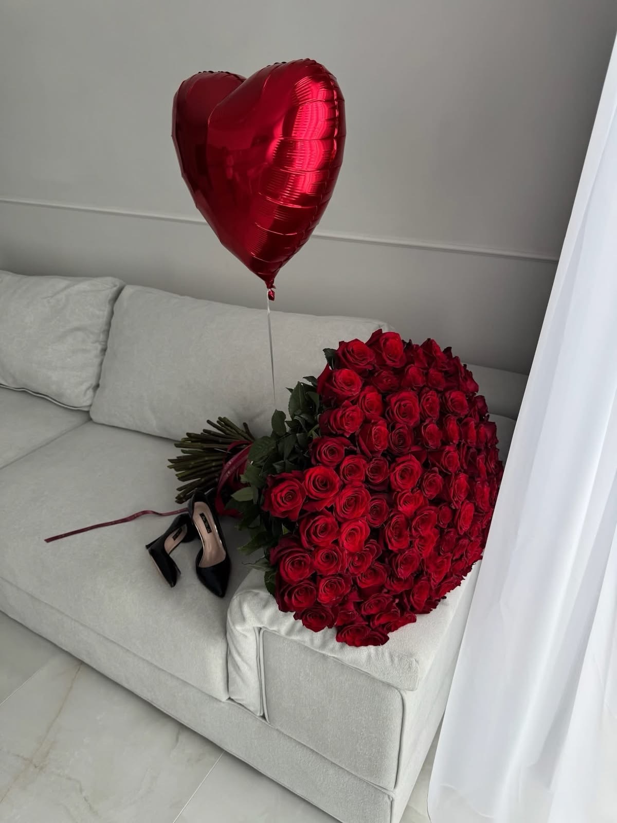 Luxury Bouquet of 201 Premium Roses thumbnail 1