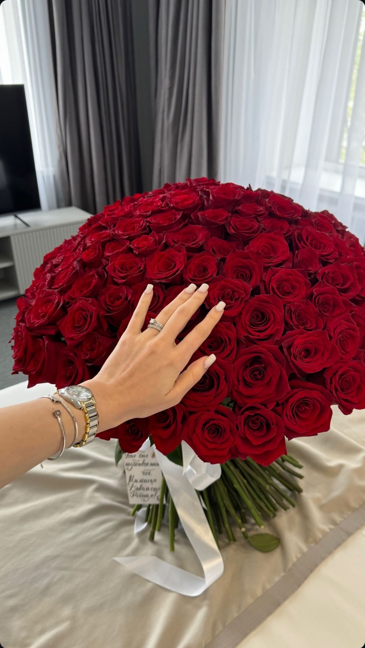 Luxury Bouquet of 201 Premium Roses thumbnail 2