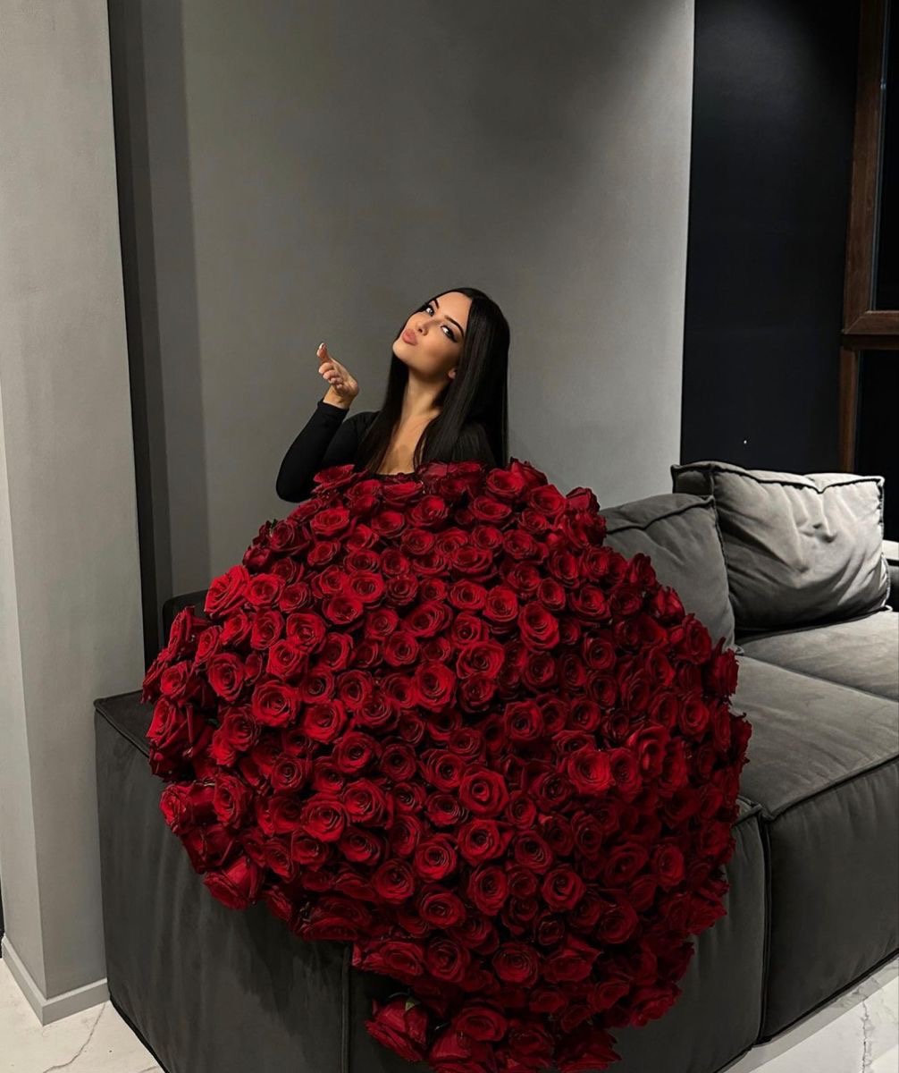 Luxury Bouquet of 501 Premium Roses thumbnail 1